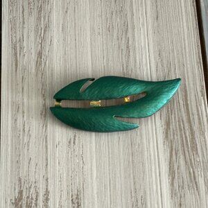 Gorgeous Vintage Leaf Brooch Gold Tone & Matte Satin Green Enamel